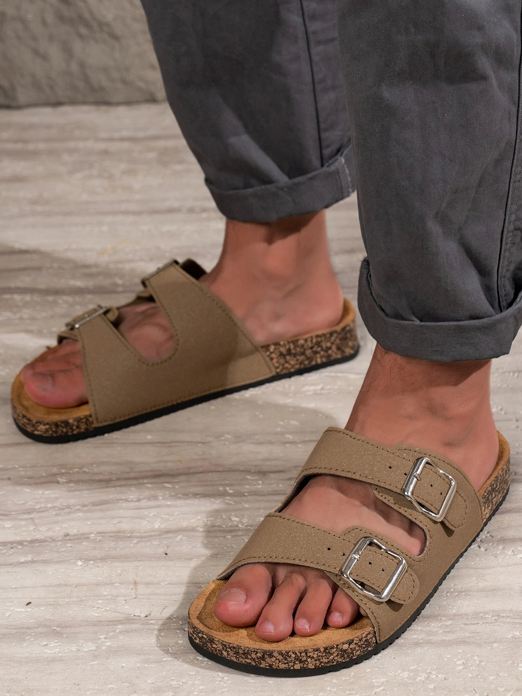 Men's Fashionable Slippers for Home and Outdoor Waterproof Non-Slip Slip-On Fashionable Versatile Slippers